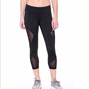 Athleta Black Mesh Sonar Capri Legging Sz. Sm. EUC
